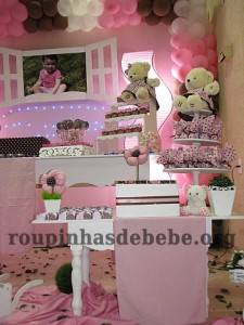 festa rosa e marrom de 1 ano decorando a mesa