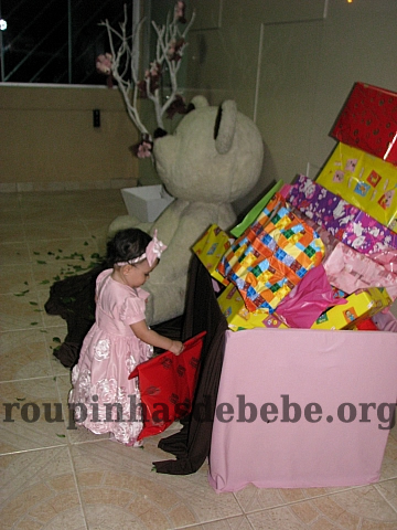festa marrom e rosa urso com muitos presentes