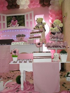 festa rosa e marrom infantil decorando a mesa
