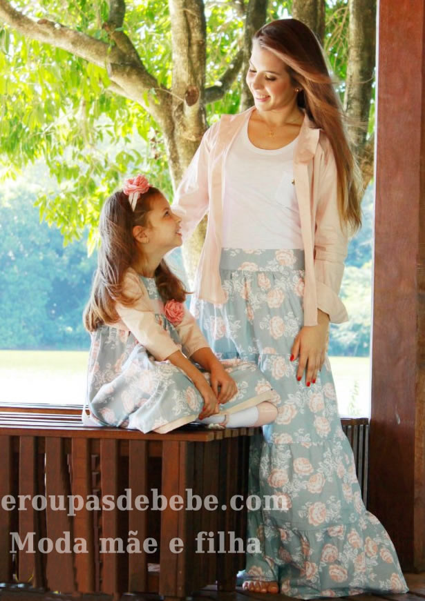 moda mae e filha azul com floral