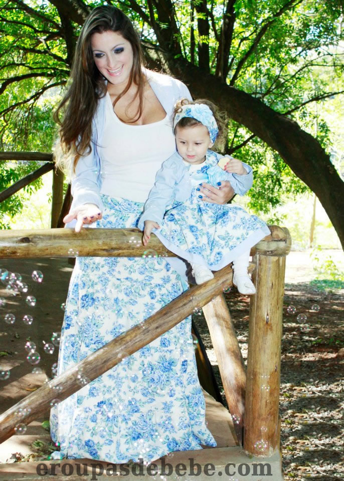 moda mae e filha floral azul claro