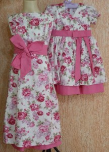 vestido infantil marrom e rosa floral