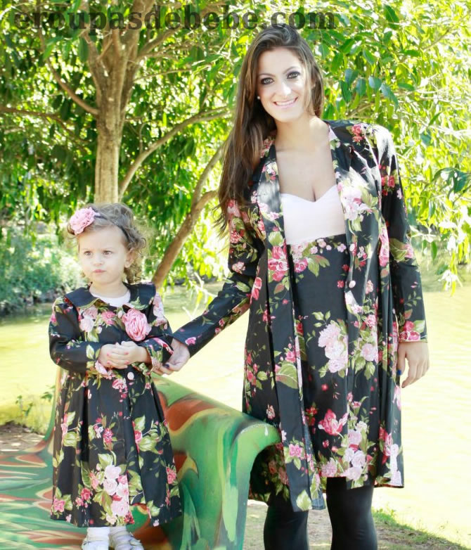 moda mae e filha floral preto e detalhes red