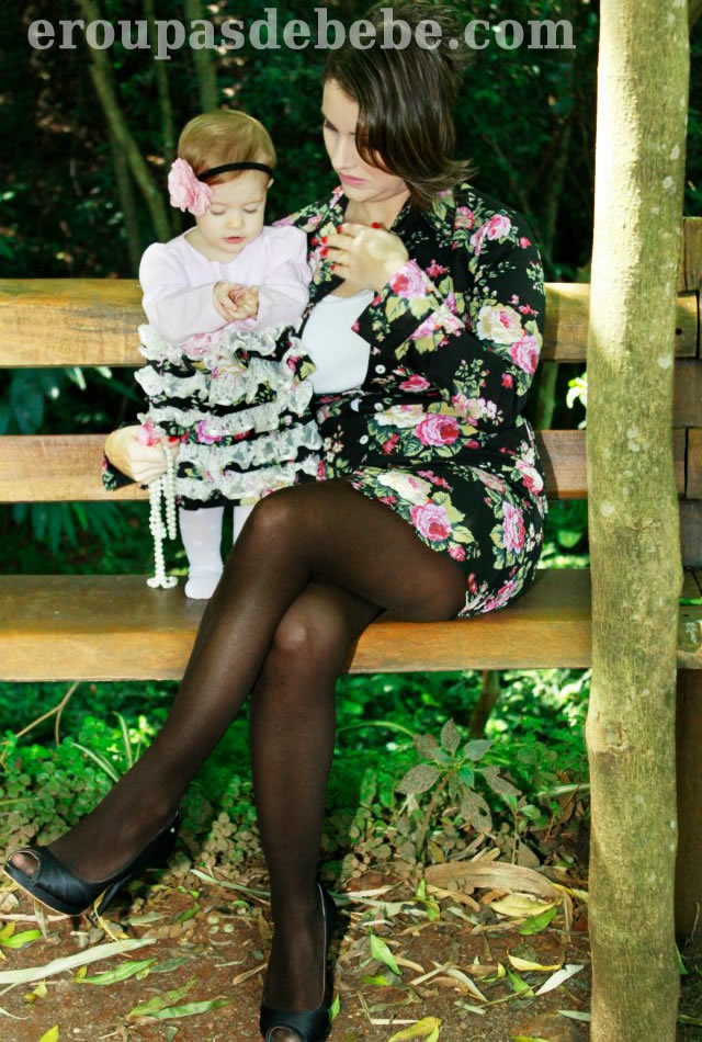 moda mae e filha floral preto