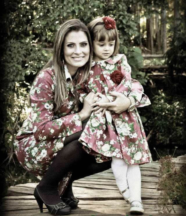 moda mae e filha floral vermelho