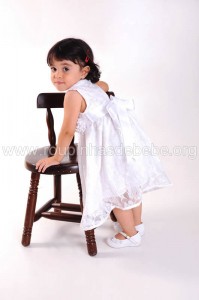 vestido branco de renda infantil